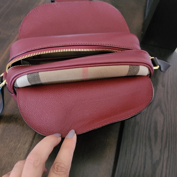 AUTHENTIC BURBERRY BAG - Picture 3 of 9